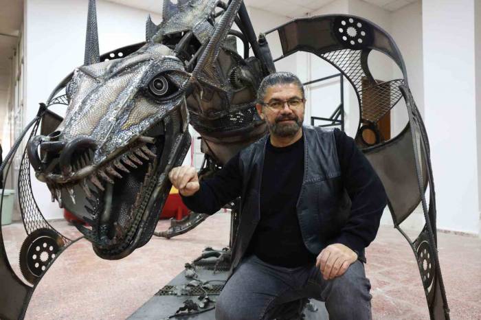 Heykel Sanatçısı Katı Endüstriyel Malzemelerden Dev Ejderha Heykeli Yaptı