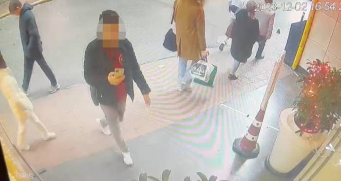Taksim’de Yılbaşı Öncesi Piyango Bileti Hırsızlığı Kamerada: El Çabukluğuyla 220 Bilet Çaldı