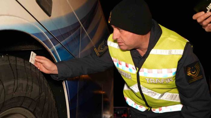 43 İlin Geçiş Noktasında Kış Lastiği Denetimleri Sürüyor: Araçlar Tek Tek Kontrol Ediliyor
