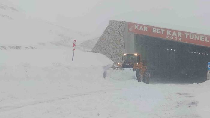 Çığ Nedeniyle Kapanan Van-bahçesaray Karayolu Ulaşıma Açıldı