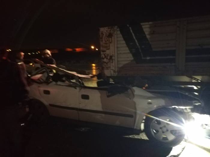 Batman’da Otomobil Tırın Altına Girdi: 2 Ağır Yaralı