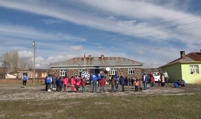 Muş’ta Çocuklara Kışlık Bot Ve Mont Dağıtıldı