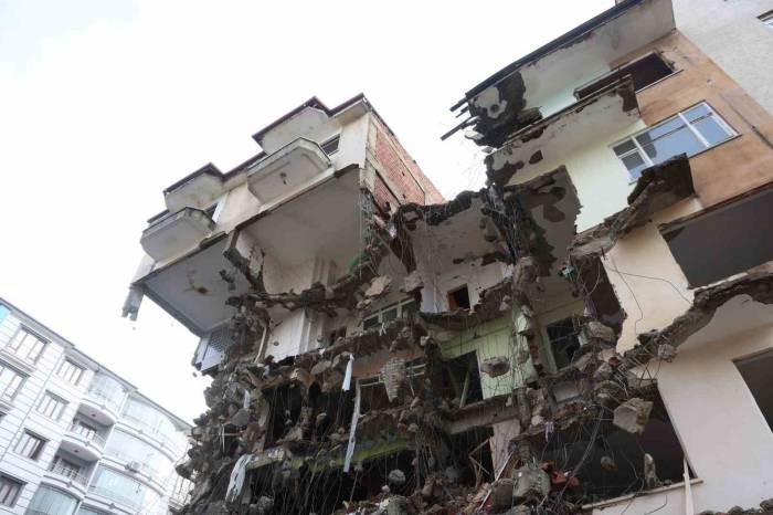 Böyle Sağlam Ağır Hasarlı Bina Görülmedi: Üçüncü Gününde Zor Yıkabildiler