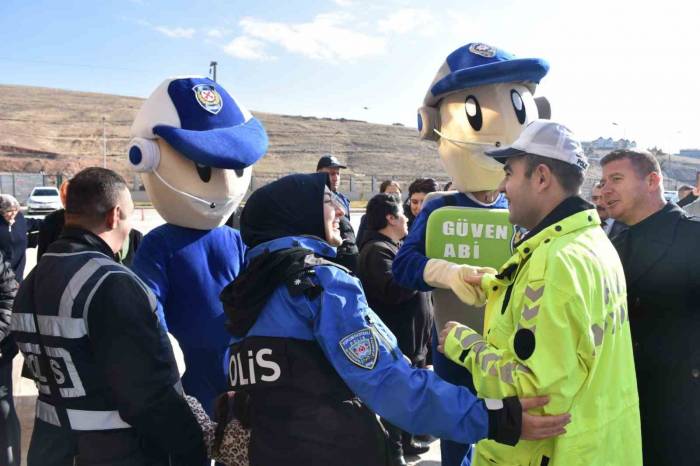 Emniyet Birimlerini Gezip Kısa Süreli Polis Oldular