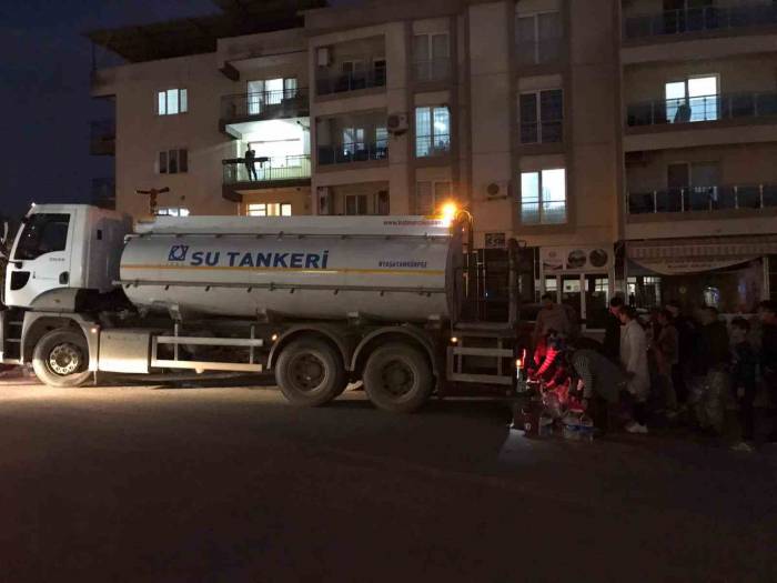 İzmir’in O İlçesinde 3 Gündür Su Çilesi: Tankerler Önünde Kuyruk