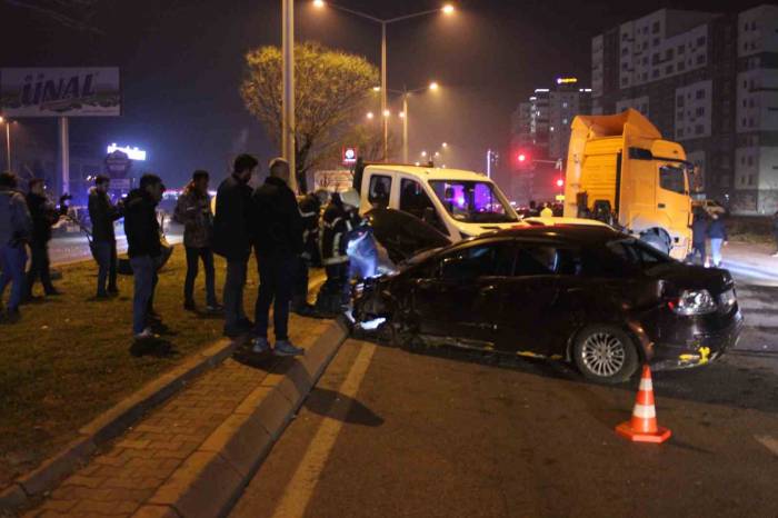 Araçlar Karşı Yola Geçti, Ortalık Savaş Alanına Döndü: 1 Yaralı