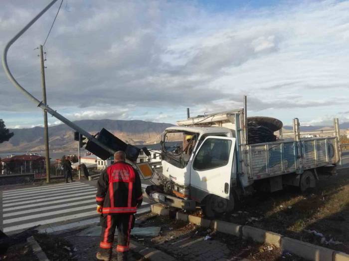 Kontrolden Çıkan Kamyon Refüje Çıktı: 1 Yaralı