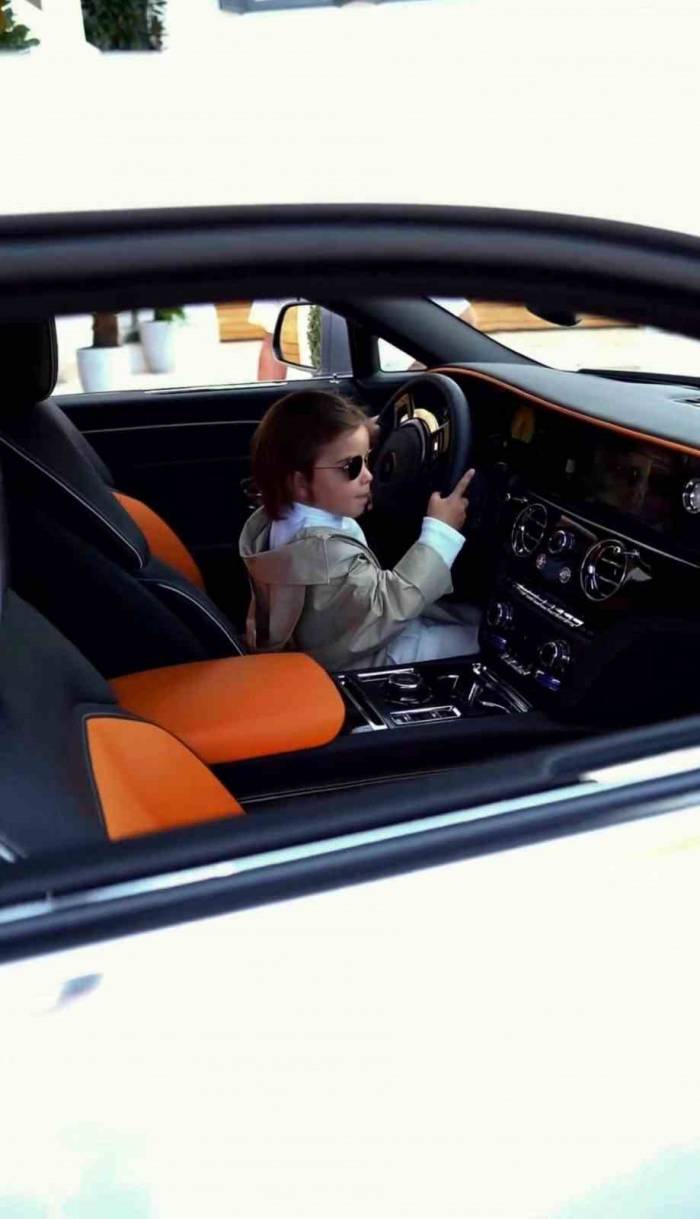 Zayn, Bu Kez Milyonluk Elektrikli Aracın Direksiyonuna Geçti