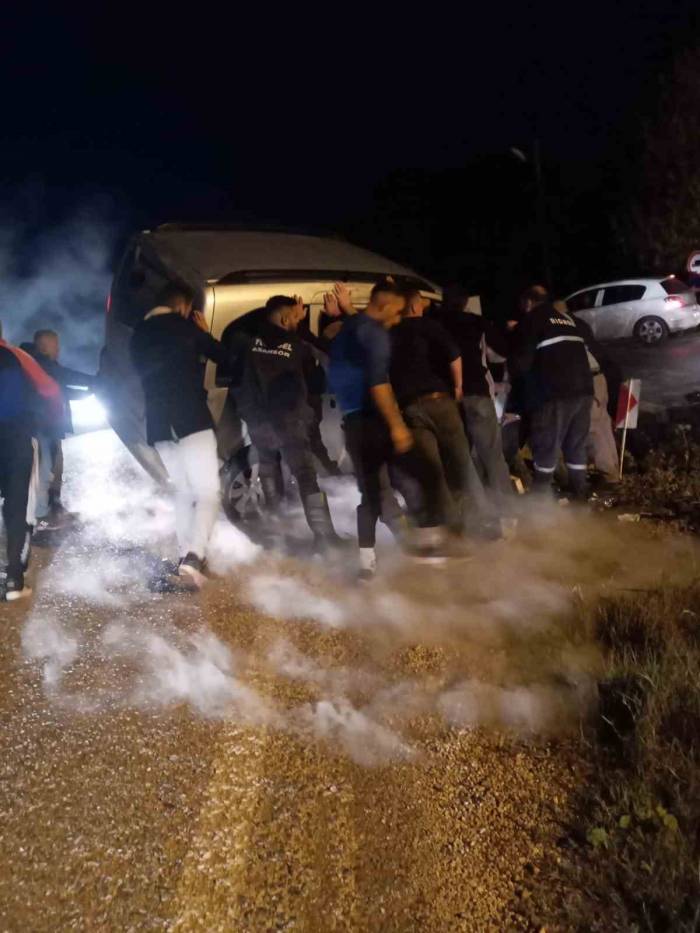 Manisa’da İki Otomobil Kafa Kafaya Çarpıştı: 7 Yaralı