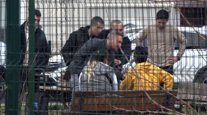 Korku Dolu Dakikalar: Parkın Ortasında Kız Arkadaşını Silahla Rehin Aldı
