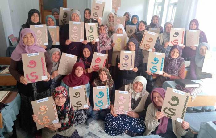 Simav’da Kur’an Kursunda Tecvid Kuralının Harfleri Örgü İle Hazırlanıyor