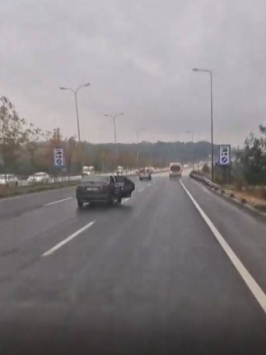 Trafikte Kapısı Açık Şekilde Yük Taşıyan Araç Trafiği Tehlikeye Attı