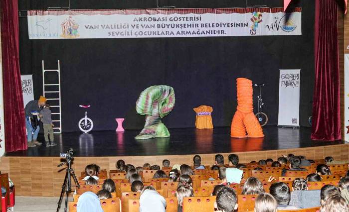 Akrobasi Gösterisine Çocuklardan Yoğun İlgi