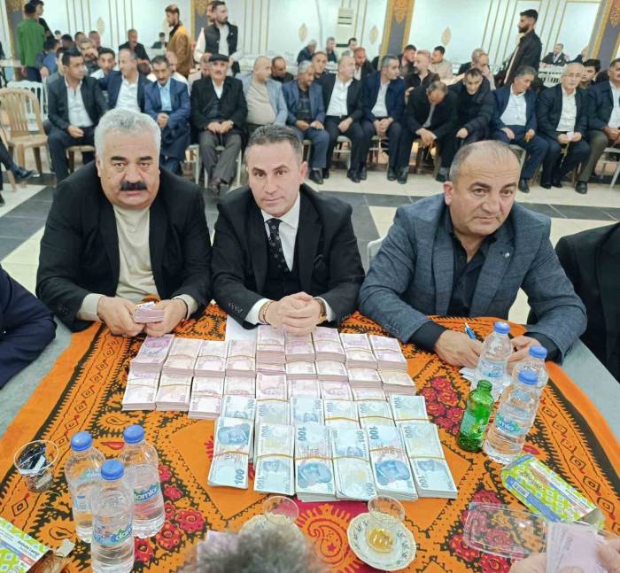 Aşiret Düğününde 100 Koyun Kesildi: Geline Kilolarca Altın, Damada İse Milyonlarca Lira Takıldı