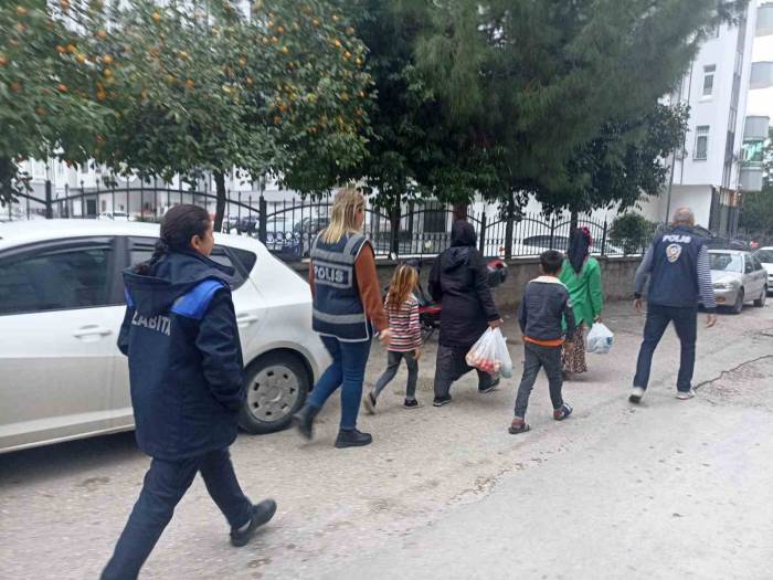 Adana’da Cam Silen Ve Dilenen Şahıslar Gözaltına Alındı