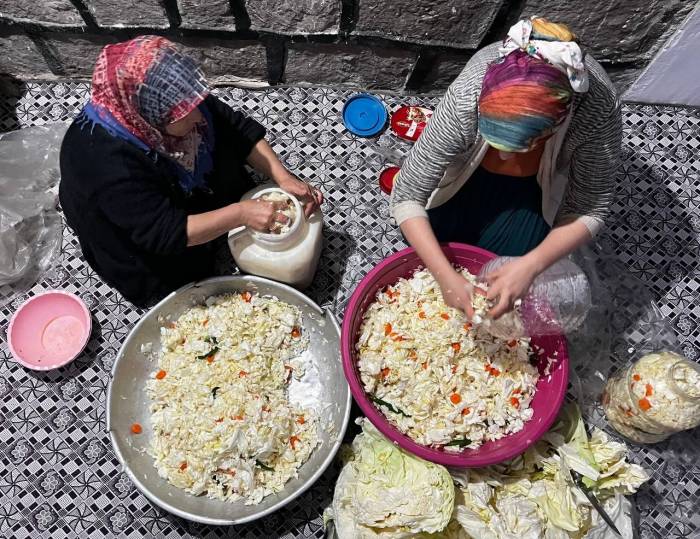 Kış Aylarının Doğal Antibiyotiği: Beyaz Lahana Turşusu