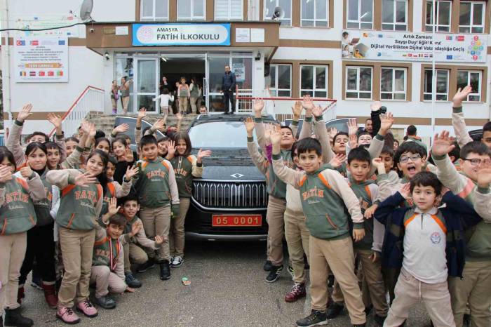 Vali Doruk, Öğrencilerin Yerli Malı Haftası Davetine Togg İle Gidip Yerli Ürünler Sergisi Açtırdı