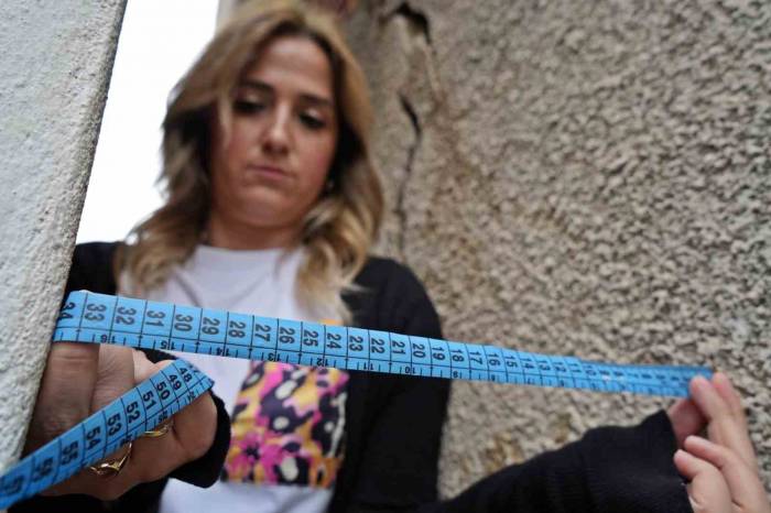 Evlerinden Caddeye Çıkabilmek İçin Kilo Almaya Korkuyorlar