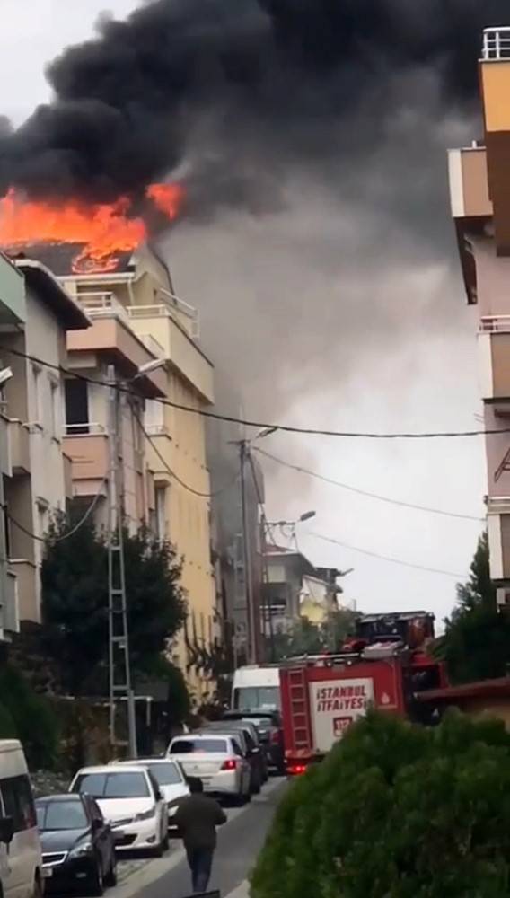 Ataşehir’de 4 Katlı Apartmanın Çatısı Alev Alev Yandı