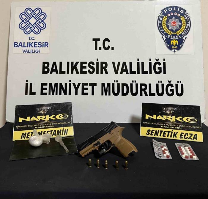 Şüpheli Araçtan Hem Silah Hem Uyuşturucu Ele Geçirildi