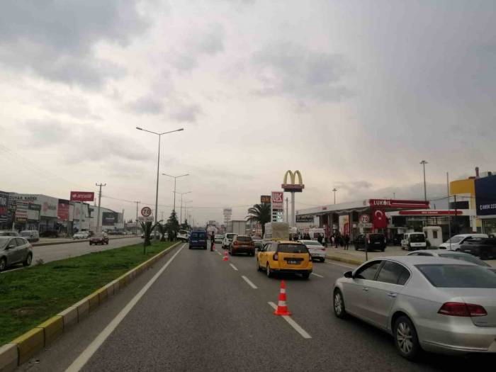 Edremit’te Servis Minibüsü İle Otomobil Çarpıştı: 6 Yaralı
