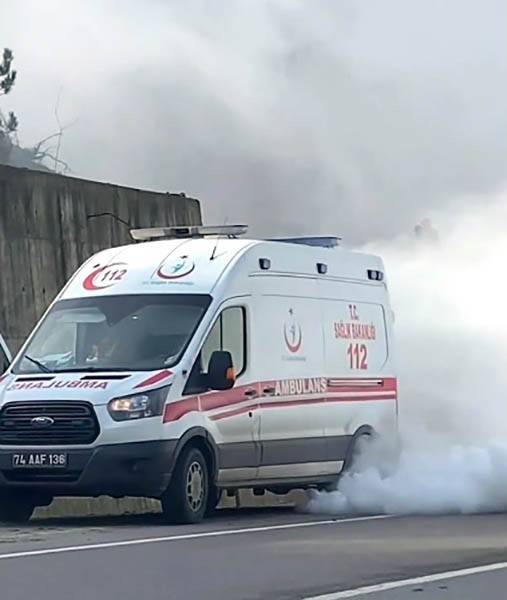Ambulanstan Çıkan Esrarengiz Duman Paniğe Neden Oldu