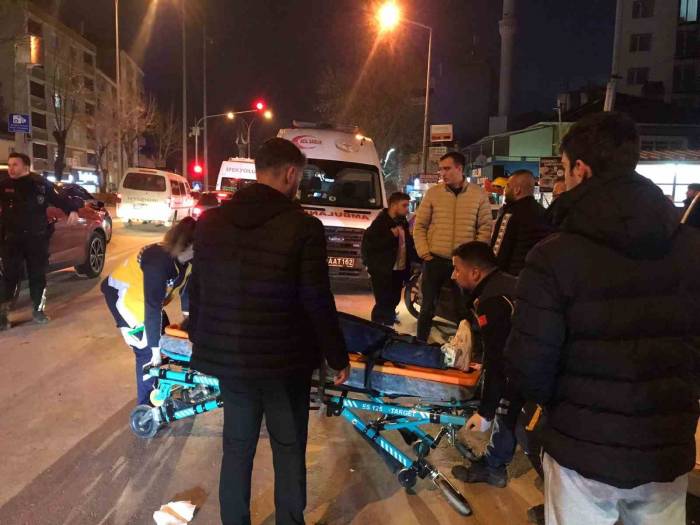 Bilecik’te Motosiklet Yayaya Çarptı, 2 Kişi Yaralandı