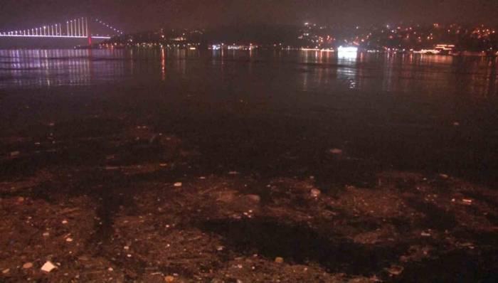 İstanbul Boğazındaki Kirlilik Vatandaşı İsyan Ettirdi: “İki Aydır Buraya Bir Balık Yaklaşmıyor”