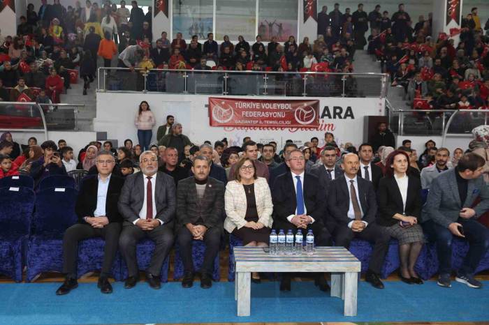 Büyükşehir, Öğrencilere Spor Malzemesi Desteğini Sürdürüyor