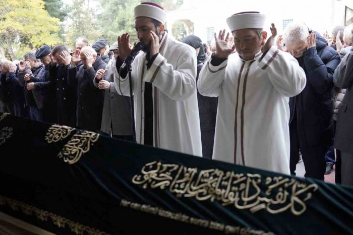 Trabzonspor’un Eski Futbolcusu Ve Yöneticisi Coşkun Şahinkaya, Son Yolculuğuna Uğurlandı