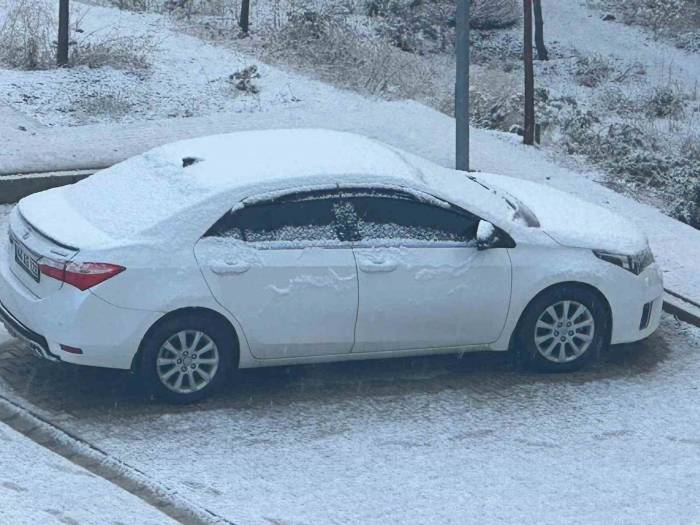 Yüksekova Beyaza Büründü
