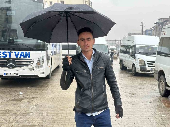 Yüksekova’da Kar Yağışı Yerini Yağmura Bıraktı