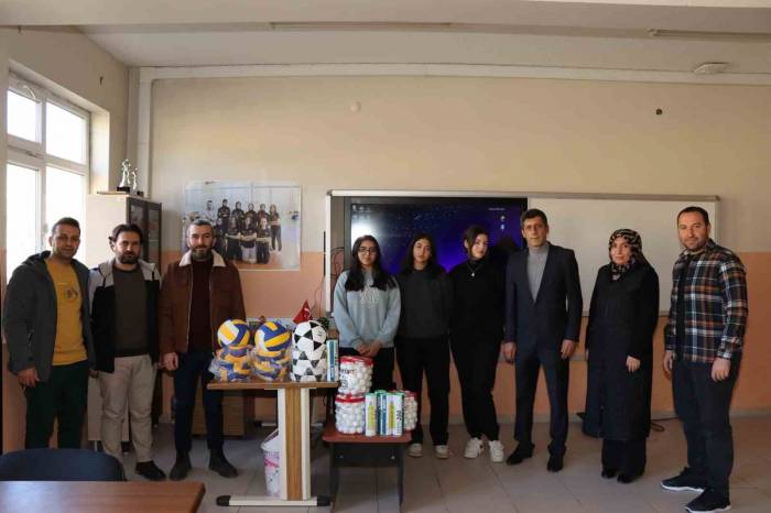 Kız Voleybol Takımına İş İnsanından Malzeme Desteği