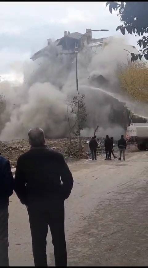 Elazığ’da Ağır Hasarlı Bina Tek Dokunuşla Yıkıldı