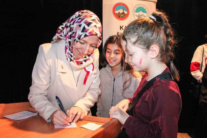 Eğitimci Merve Gülcemal, Erva’da ’edeb’i Anlattı