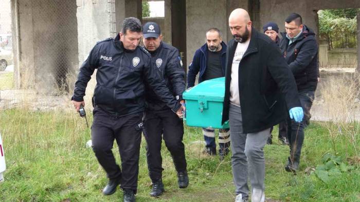 13 Yaşındaki Çocuk, Okul Arkadaşını İnşaatın Çatısında Bıçaklayarak Öldürdü