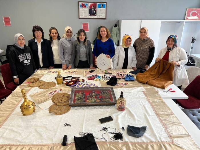 Depremzede Kadınlar Kurulan Kooperatifle Üretim Yaparak Ekonomilerine Katkı Sağlıyor