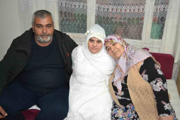 Manisalı Down Sendromlu Emine’nin Umre Hayali Gerçek Oldu