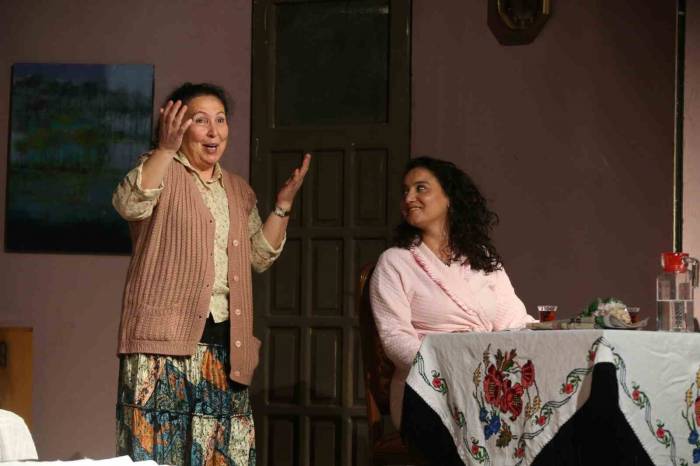 Merkezefendi Kent Tiyatrosu Tiyatro Severlerle Buluşuyor