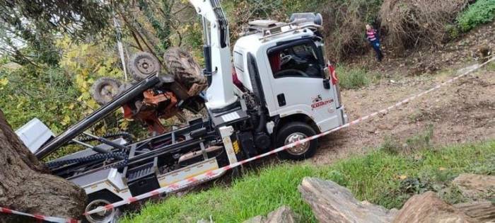 Devrilen Traktörün Altında Kalan 57 Yaşındaki Çiftçi Hayatını Kaybetti
