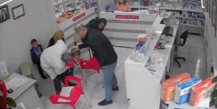 Nefes Borusuna Şeker Kaçan Çocuk Heimlich Manevrasıyla Kurtarıldı