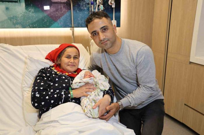 Karaciğer Naklinden 3 Yıl Sonra Bebeğini Kucağına Aldı