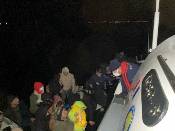 Ayvacık Açıklarında 96 Kaçak Göçmen Kurtarıldı, 15 Kaçak Göçmen Yakalandı