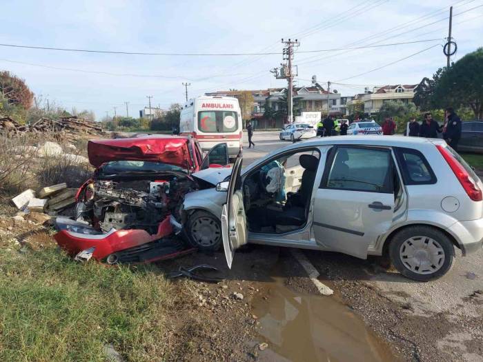 İki Araç Kafa Kafa Çarpıştı: 8 Yaralı