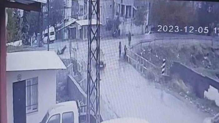 Otomobil İle Motosikletin Çarpışması Anbean Görüntülendi