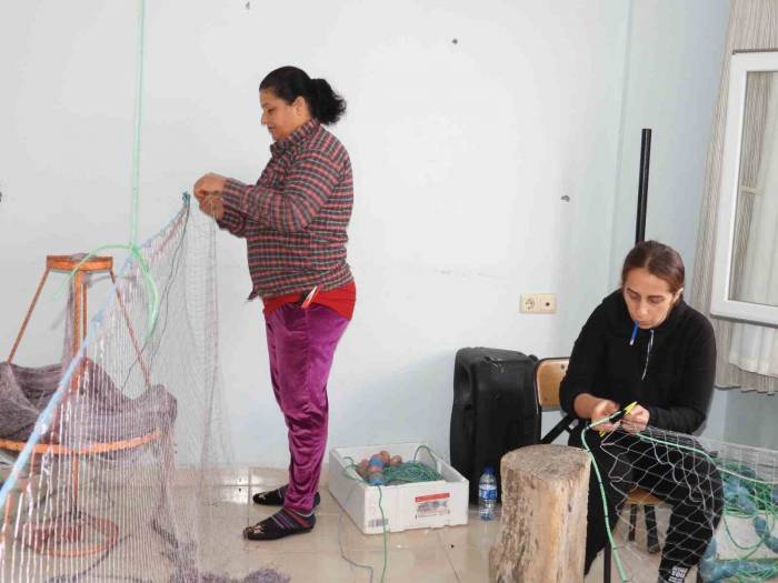 Depremzede Kadınlar Balıkçılık Yaparak İle Ekonomisine Katkı Sağlıyor