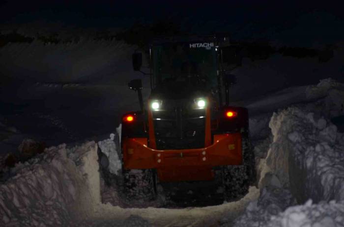 Kar Ve Tipiye Yakalanan Yol Açma Ekiplerinin Askeri Üsse Sığındı