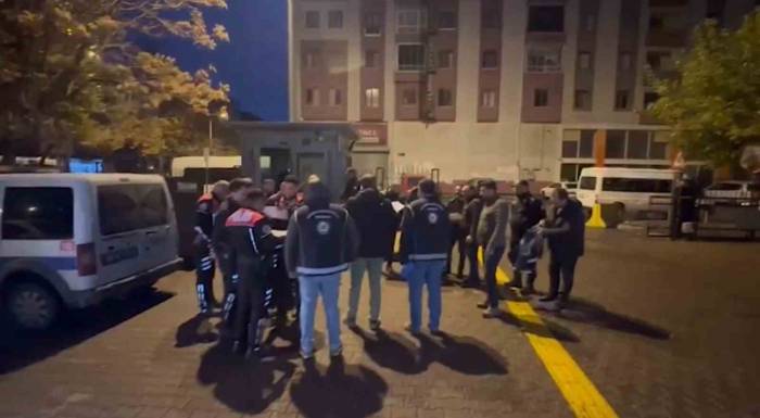 Ülkeye "Yasa Dışı" Giriş Yapan 27 Şahıs Yakalandı