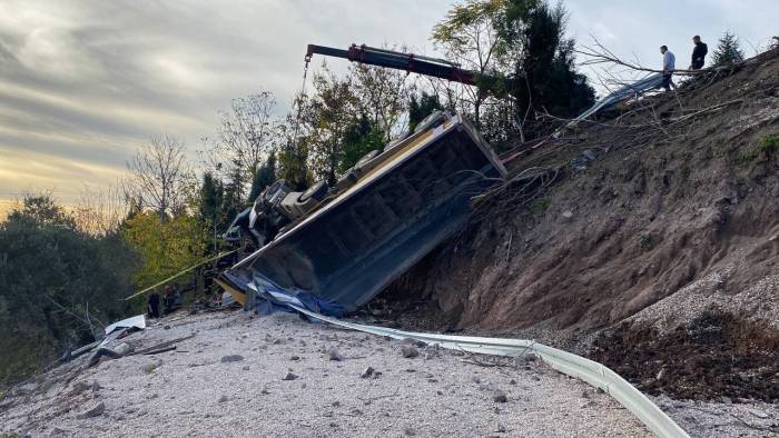 75 Metre Sürüklenen Hafriyat Kamyonu Yeşillik Alana Devrildi: 1 Ölü, 1 Yaralı