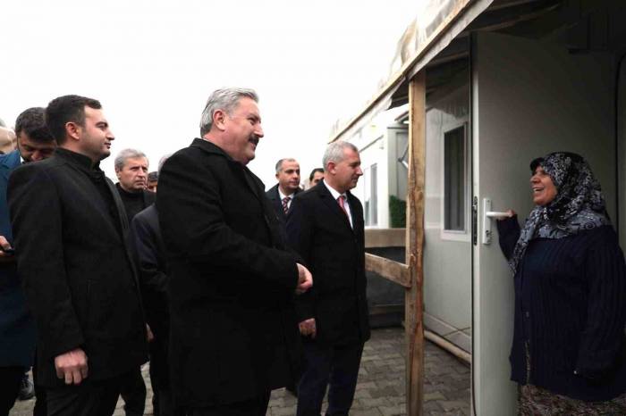 Kayseri’nin Yardım Tırları, Kardeş Belediye Yeşilyurt’a Teslim Edildi